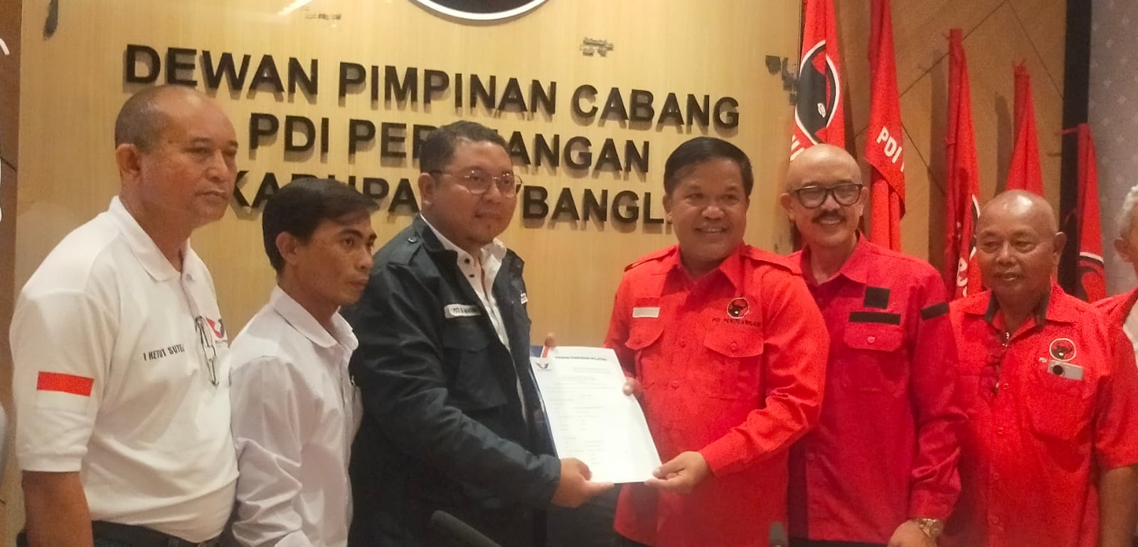Sang Nyoman Sedana Arta (tiga dari kanan) menerima rekomendasi dari Partai Perindo di Sekretariat DPC PDIP Bangli pada Selasa (27/8/2024).