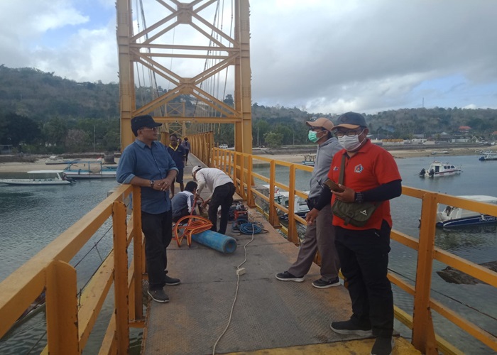 PERBAIKAN : Perbaikan Jembatan Kuning karena ada bidang yang korosi.