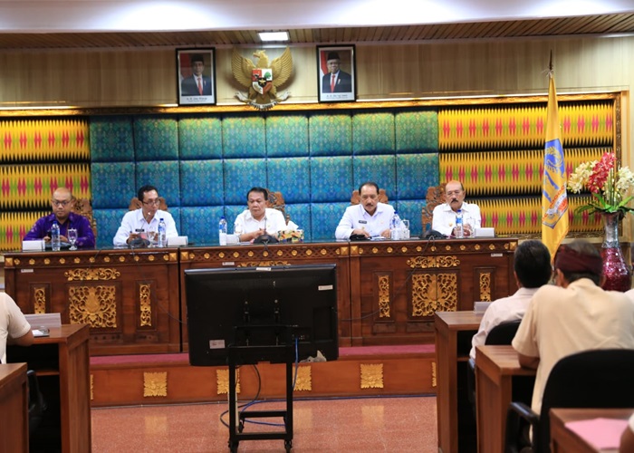 Penjabat (Pj) Bupati Klungkung I Nyoman Jendrika, turut serta dalam Rapat Koordinasi Tim Koordinasi Penanggulangan Kemiskinan (TKPK) Provinsi Bali Tahun 2024.