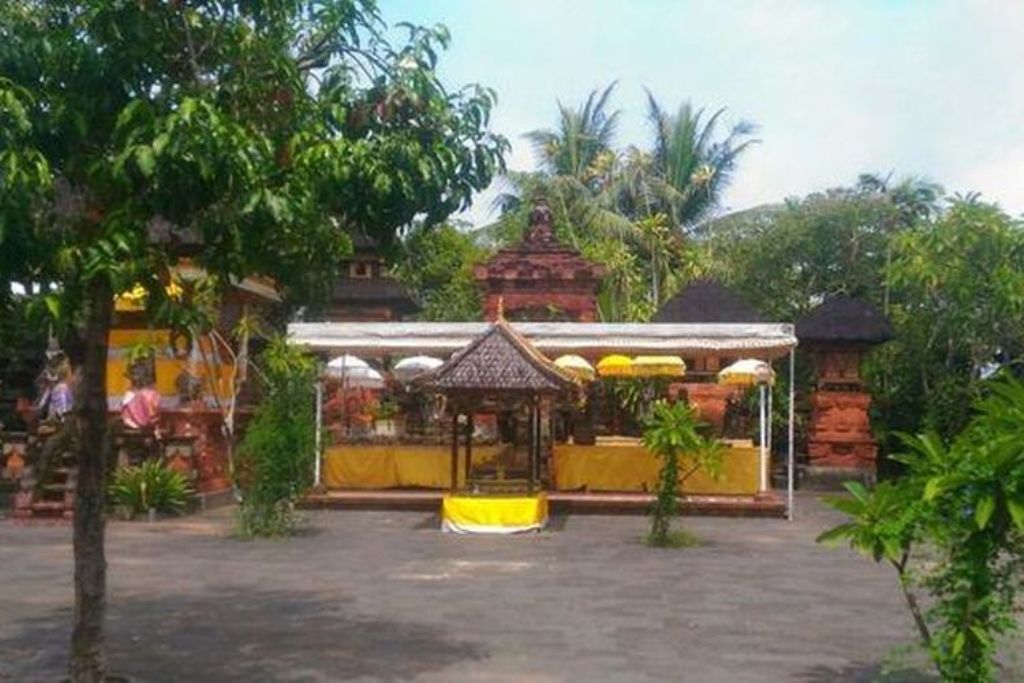 Terletak di Jalan Raya Petitenget, di ujung barat laut Desa Kerobokan, Kabupaten Badung, Bali