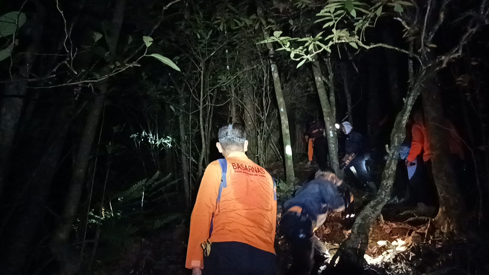 Proses pencarian remaja Perancis yang jatuh di Gunung Batukaru.