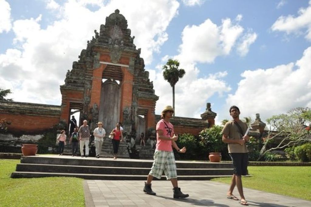 Pura Taman Ayun, tempat suci Hindu Bali yang berada di Desa Mengwi, Kecamatan Mengwi, Kabupaten Badung yang jadi tempat wisata