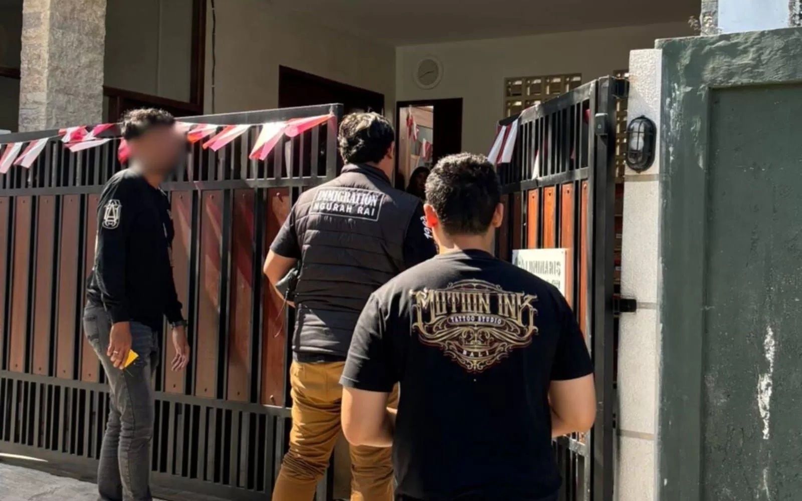 CEK IZIN: Tim dari Imigrasi Ngurah Rai mengecek villa yang dijadikan play group. (RadarBali.id)