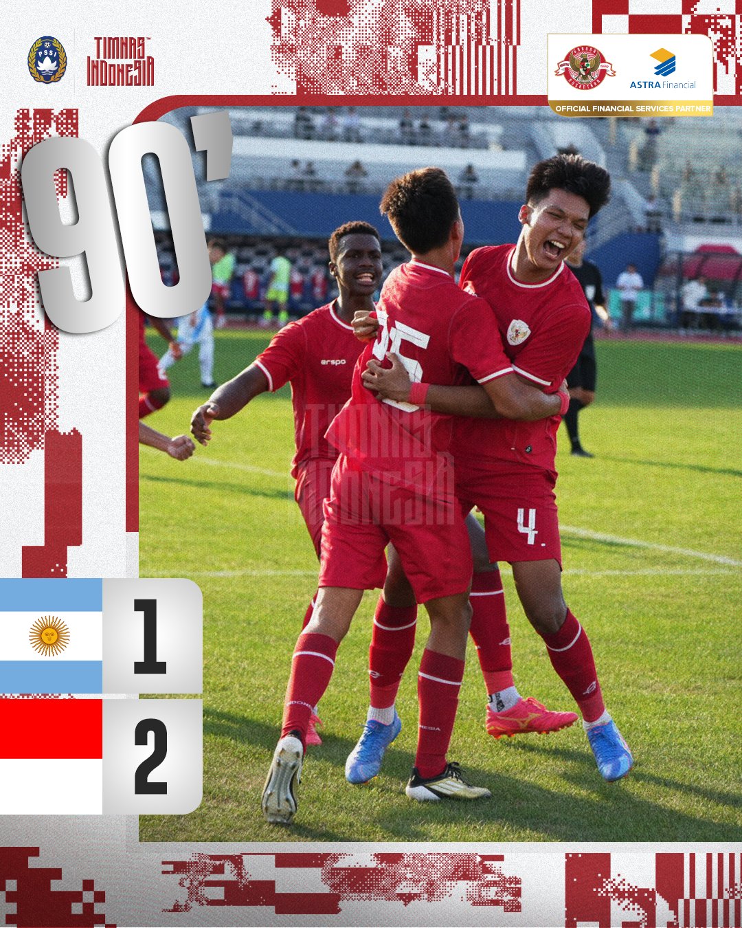 Pemain Timnas Indoesia U20, Kadek Kadek Arel (kanan) memeluk Maouri usai cetak gol ke gawang Argentina di Korsel.