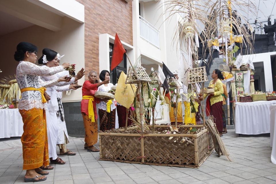 Ritual melaspas yang dilaksanakan umat Hindu Bali.
