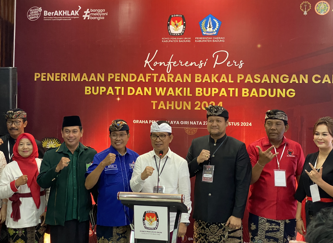 Bakal Paslon Bupati dan Wakil Bupati Badung Adi Cipta usai mendaftarkan diri ke KPU Badung, Kamis (29/8).