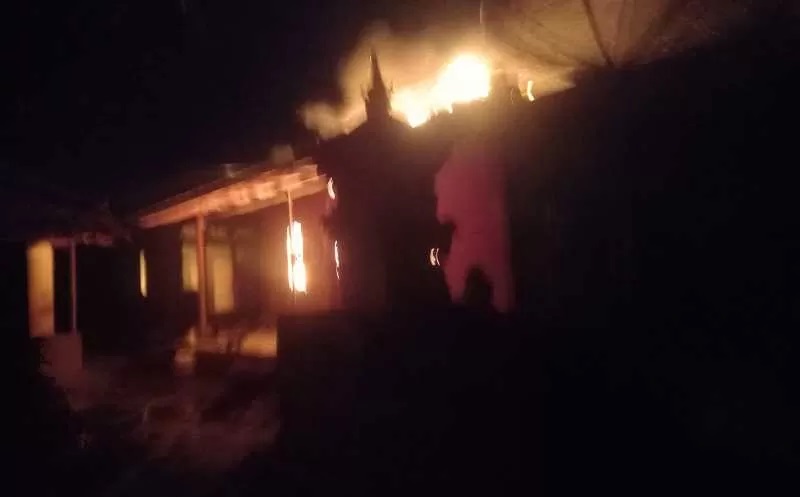 HANGUS : Rumah milik Sudika yang dilalap si jago merah akibat dibakar anaknya sendiri, Putu Suastama, gegara tak dikasih uang untuk ke kafe. (istimewa)