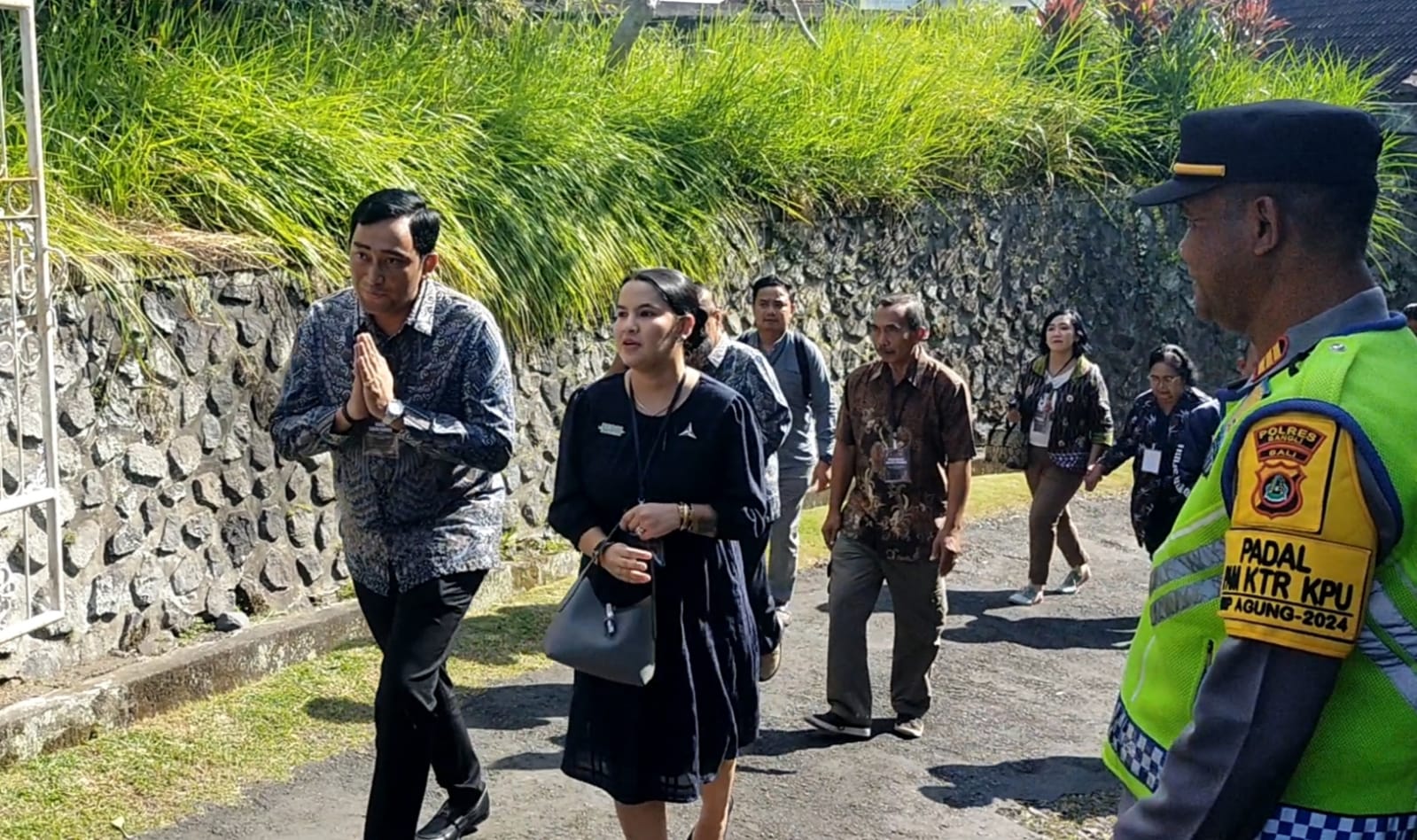Bangli Raden Cahyo Adhi Nugroho Martosubroto saat tiba di kantor KPU Bangli, Rabu (28/8/2024).
