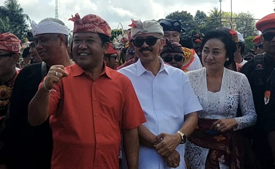 Bakal paslon bupati dan wakil bupati Bangli Sang Nyoman Sedana Arta- I Wayan Diar daftar ke KPU Bangli, Kamis (29/8/2024).