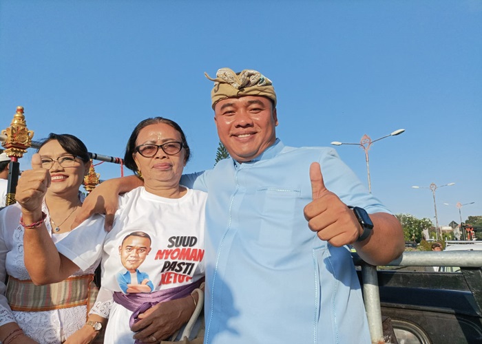 Bakal calon Bupati Klungkung I Ketut Juliarta saat deklarasi didampingi sang ibu, Kamis (29/8/2024).