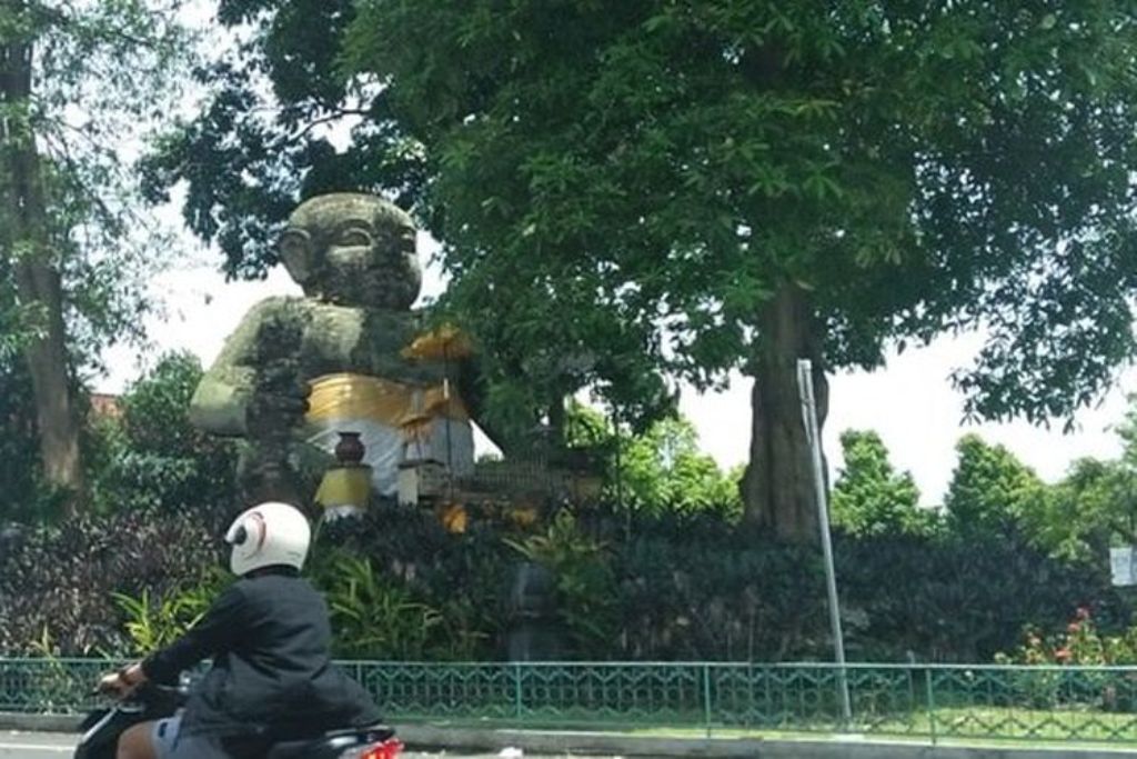 Patung Bayi di Jalan Raya Sakah, Gianyar, Bali.