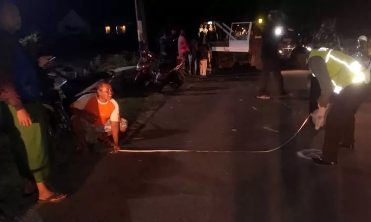OLAH TKP: Petugas lantas saat melakukan olah TKP kecelakaan maut yang merenggut nyawa bapak dan anak di Kalisalam, Dringu.