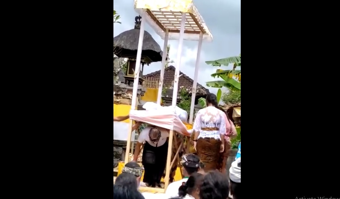 Ritual nyulubin layon umat Hindu Bali.