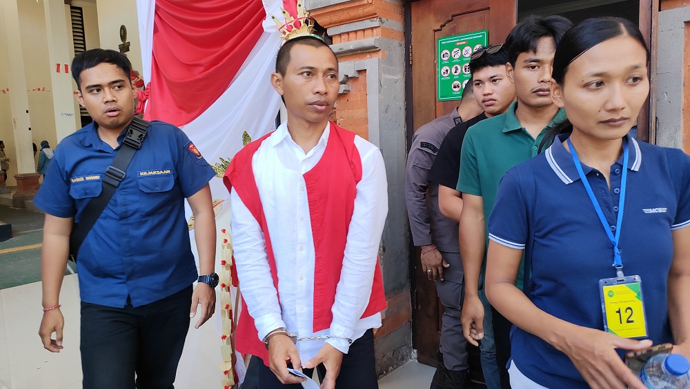 SIDANG: Sukena jalani sidang perdana di Pengadilan Negeri Denpasar gara-gara pelihara landak.