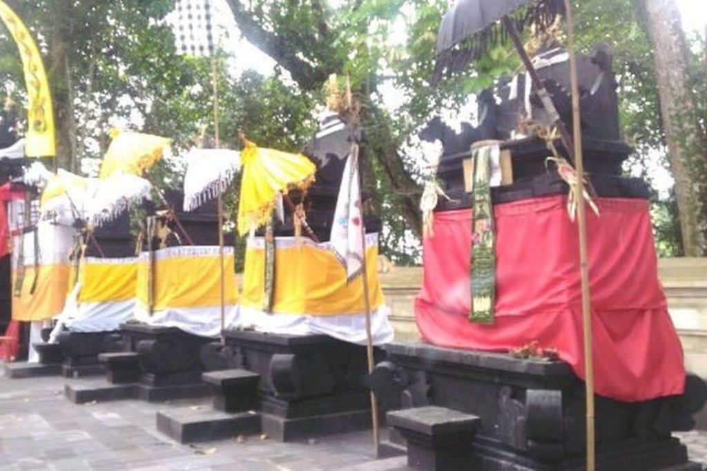 Pura Luhur Pesimpangan Pucak Kedaton, yang terletak di Desa Pekraman Padangan, Kecamatan Pupuan, Tabanan, bukan hanya tempat suci Hindu Bali