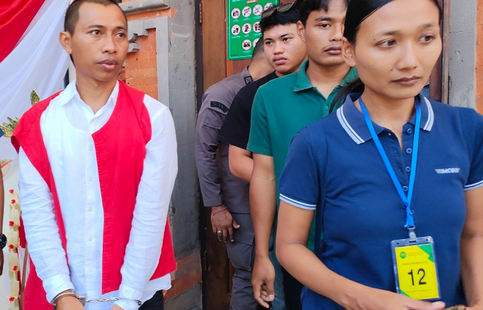 I Nyoman Sukena, warga Bongkasa Pertiwi, Badung, Bali menjalani sidang di PN Denpasar karena memelihara landak.