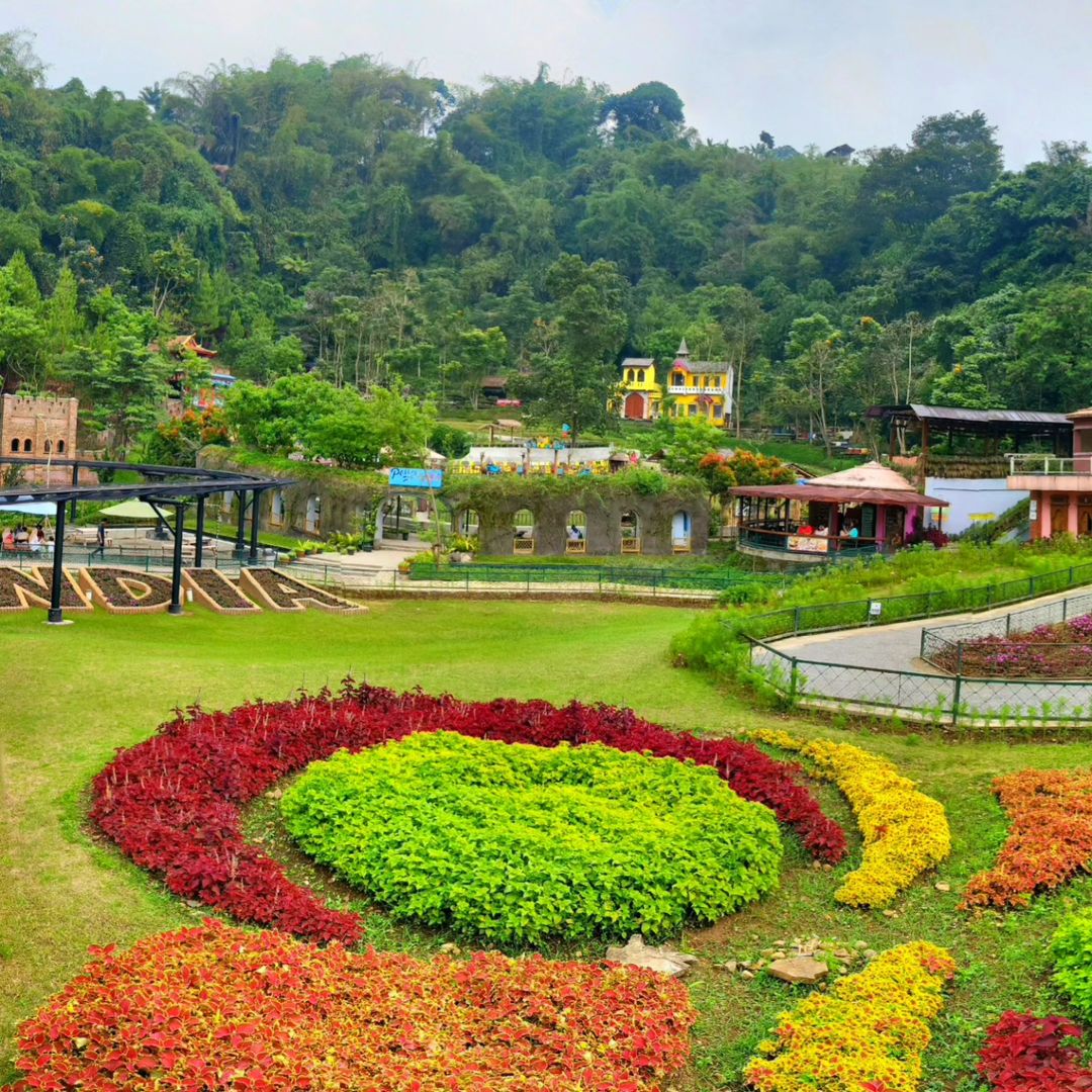 The Great Asia Afrika, sebuah destinasi wisata unik yang memungkinkan pengunjung menjelajahi tujuh negara dari dua benua tanpa meninggalkan Bandung.