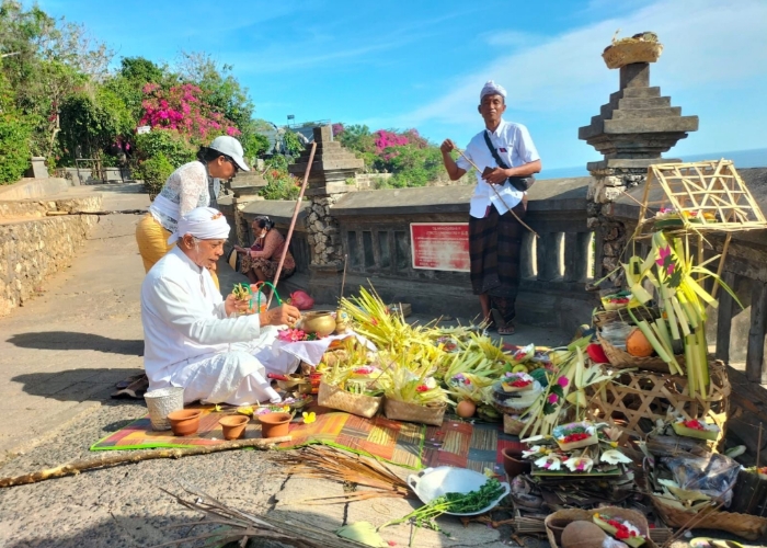 PEMBERSIHAN : Prosesi upacara mecaru oleh Desa Adat Pecatu di depan stage kecak Pura Luhur Uluwatu, Jumat (30/8).