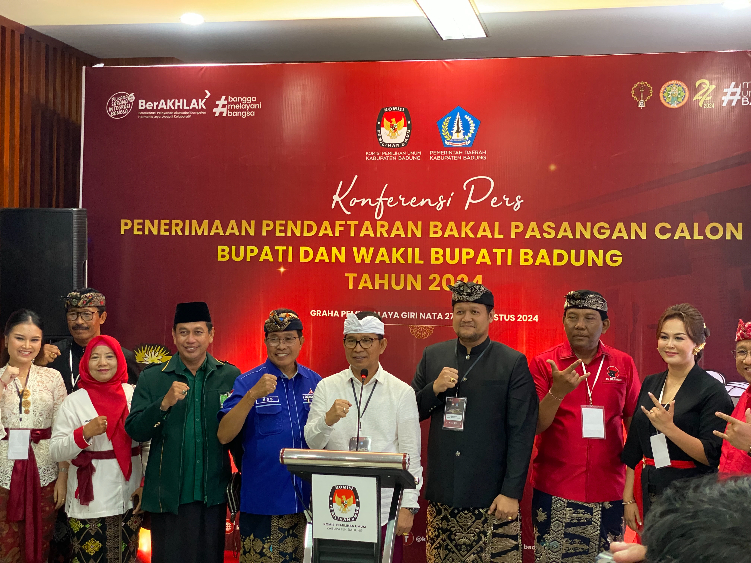 Bakal Paslon Bupati dan Wakil Bupati Badung Adi Cipta usai mendaftarkan diri ke KPU Badung, Kamis (29/8)