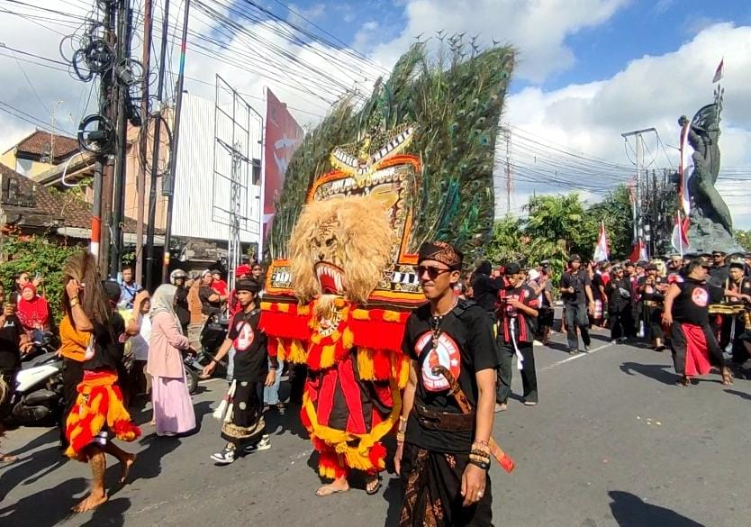 Parade Budaya Nusantara mulai dari Kesenian Khas Bali hingga Barongsai dan kesenian Reog Ponorogo Iringi Paslon Sanjaya-Dirga mendaftar ke KPU Tabanan.