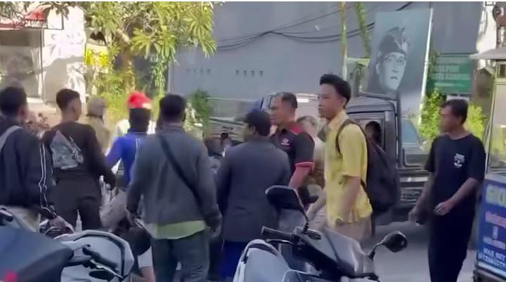 Seorang pengendara motor diamuk massa di Badung