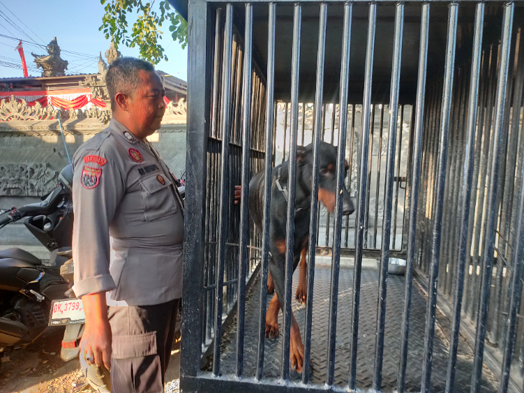 Suprapta dan Max saat bertugas mengamankan tahapan pendaftaran di KPU Buleleng
