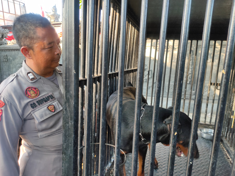 Suprapta dan Max saat bertugas mengamankan tahapan pendaftaran di KPU Buleleng