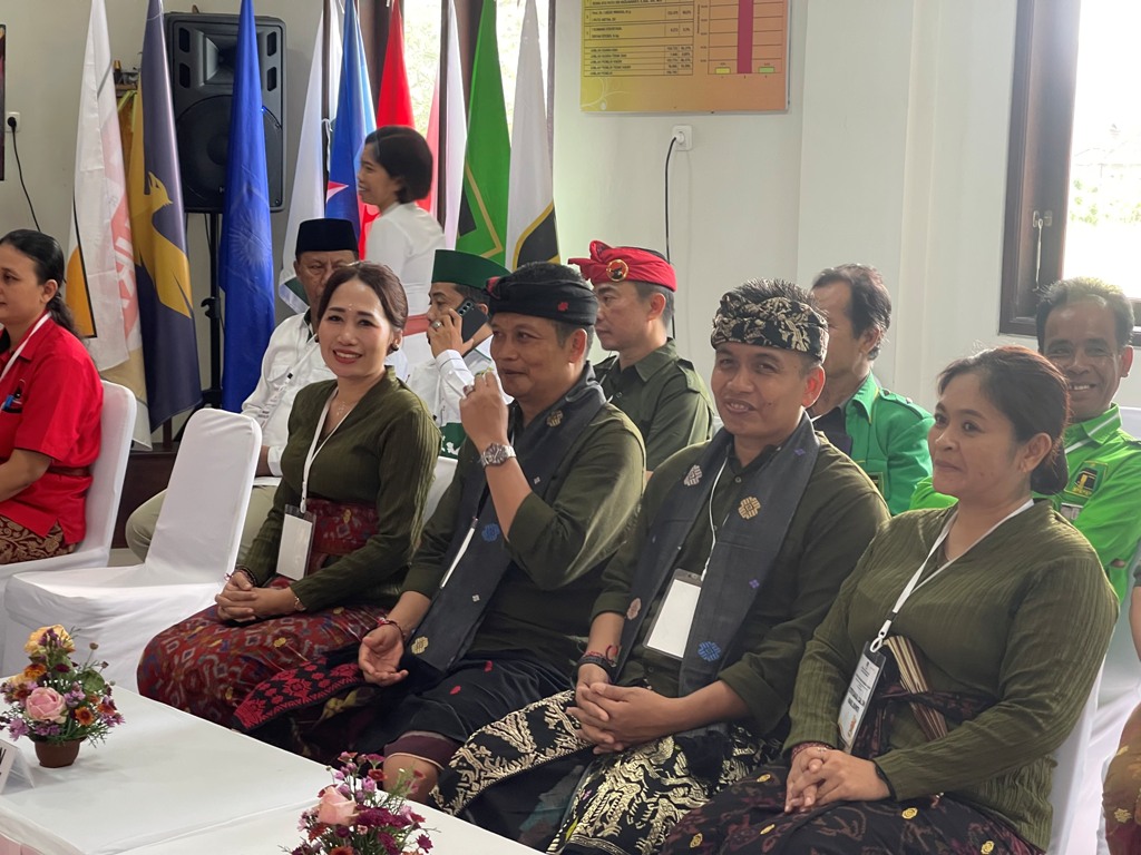 Paslon Bang-Ipat saat mendaftar di KPU Jembrana, Kamis (29/8/2024). (Gde Riantory Warmadewa/Bali Express)