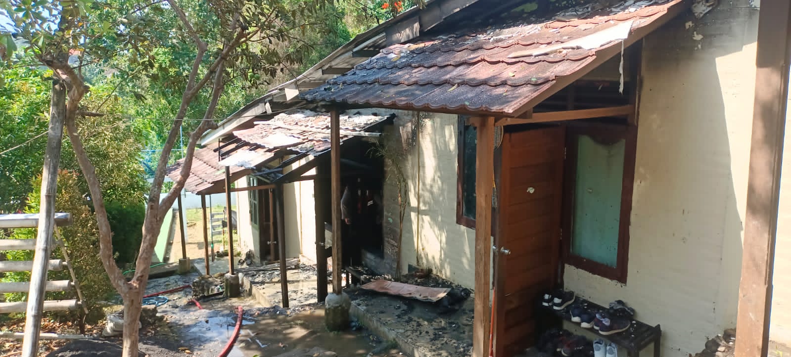 Kondisi kamar asrama laki-laki pasca kebakaran kamar di panti asuhan Salam, Kecamatan Tabanan.