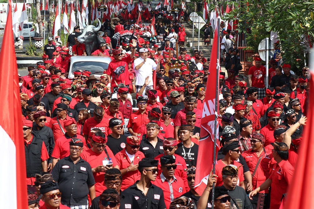 Pendaftaran cabup-cawabup Tabanan dari PDIP, Komang Gede Sanjaya-I Made Dirga.