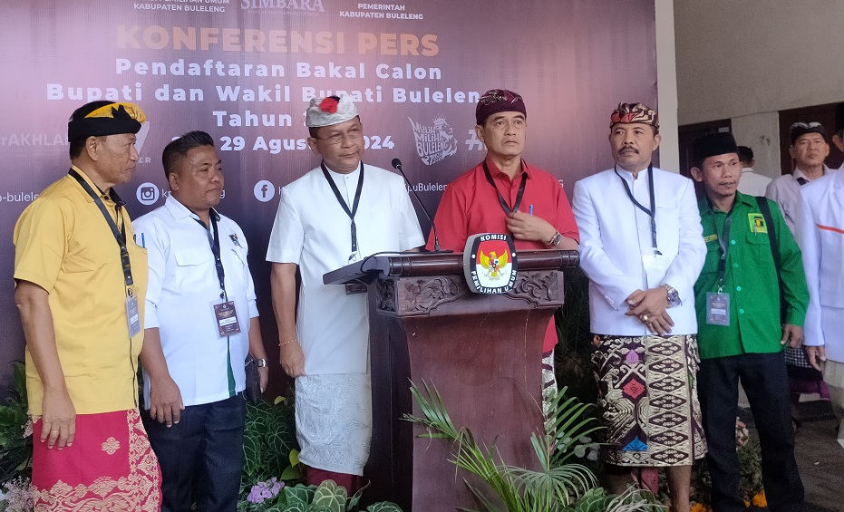 Jumpers pasangan calon bupati dan wakil bupati Sutjidra-Supriatna usai melakukan pendaftaran di KPU Buleleng.