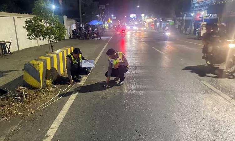 Petugas saat melakukan oalh TKP kecelakaan maut di Ranggeh, Gondangwetan, Kabupaten Pasuruan.