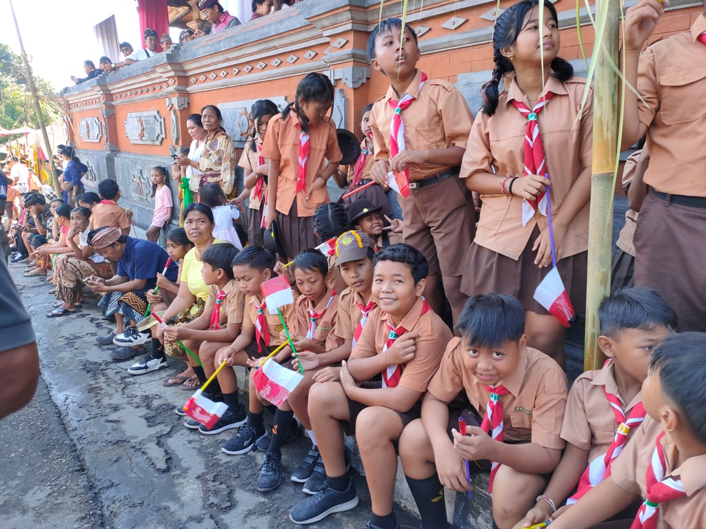 Anak-anak sekolah yang sedang menunggu kedatangan Menteri Pariwisata dan Ekonomi Kreatif, Sandiaga Salahuddin Uno&nbsp;