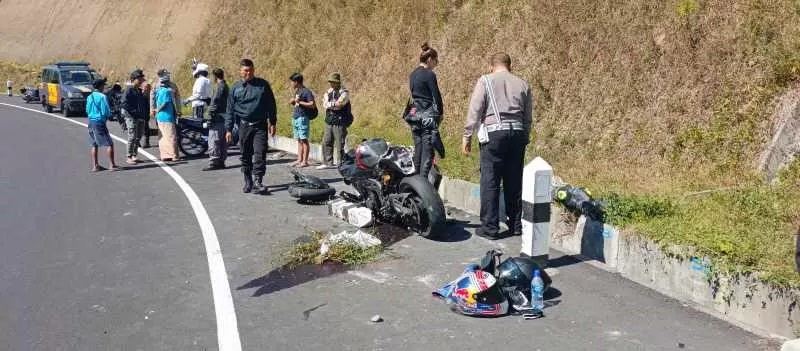 MASUK GOT : Thomas James Cossin masuk parit dalam kecelakaan tunggal di shortcut titik 8 Singaraja-Mengwitani.( Foto: Polres Buleleng)