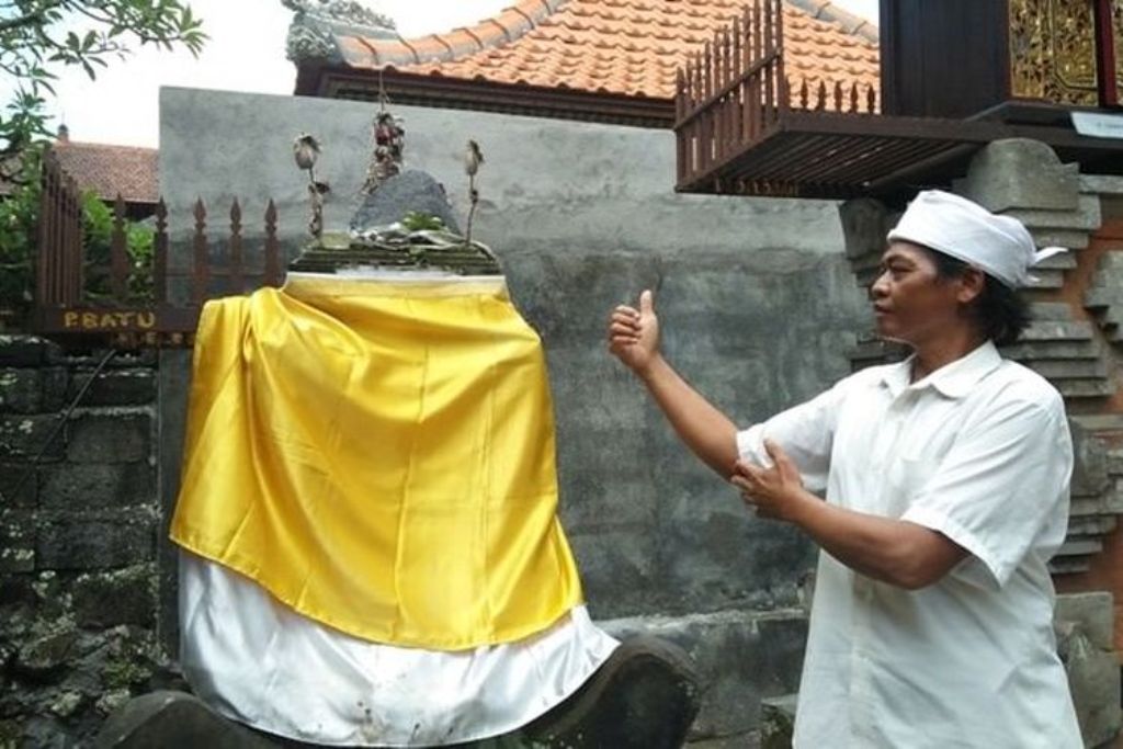 Batu hidup di Pura Dalem Pasung Grigis di Banjar Tengkulak Mas, Kemenuh, Sukawati, Gianyar, Bali