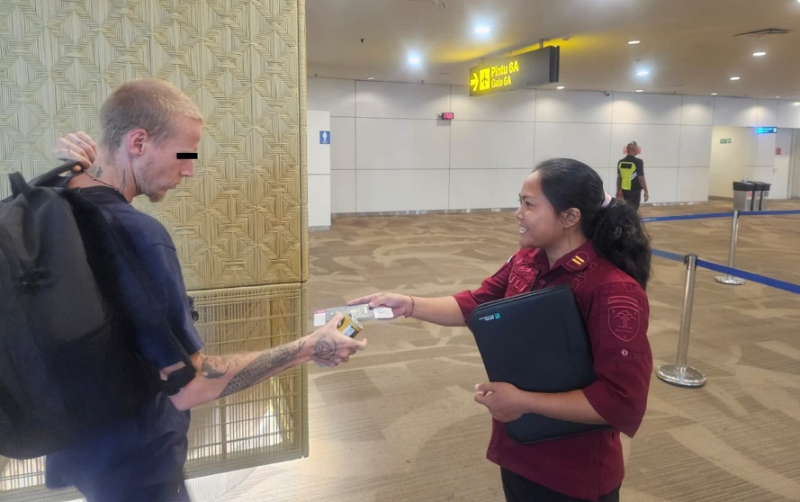 Bule Australia dideportasi dari Bali karena buat ulah.