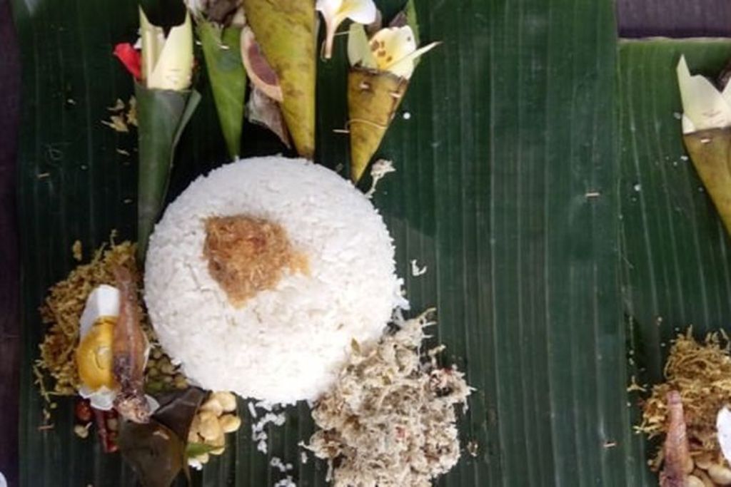 Lawar Intaran di Desa Suwug, Buleleng, Bali.