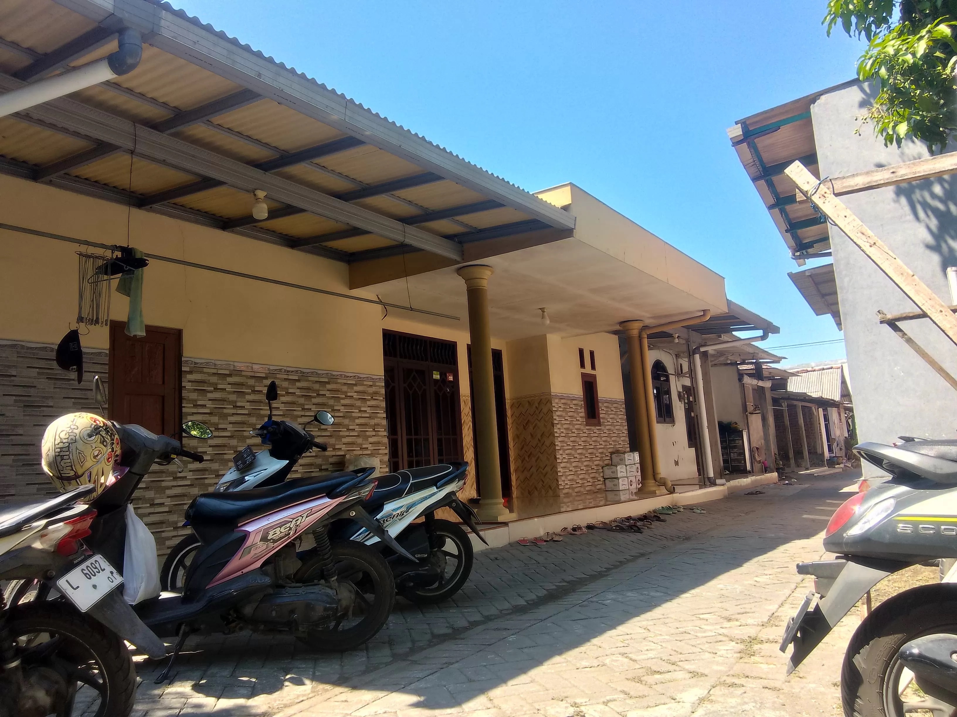 NAHAS : Suasana rumah duka korban penusukan di Kwangsan, Sedati, Sabtu (31/8). (DIKY SANSIRI/RADAR SIDOARJO)