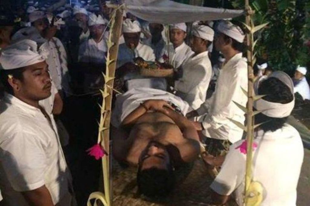 Watangan atau mayat hidup dalam pentas calonarang yang digelar umat Hindu Bali.