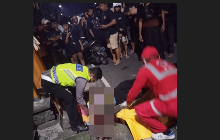 Petugas mengevakuasi jenazah Ricky yang tewas ditabrak pikap di Mengwi