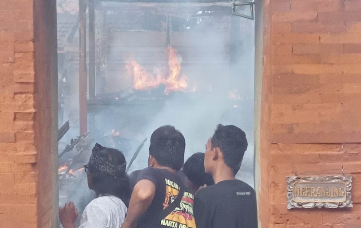 Upaya pemadam kebakaran yang menghanguskan sejumlah bangunan pelinggih di Pura Dalem Sukaluwih, Minggu (1/9), Desa Batuan, Kecamatan Sukawati, Kabupaten Gianyar, Bali.