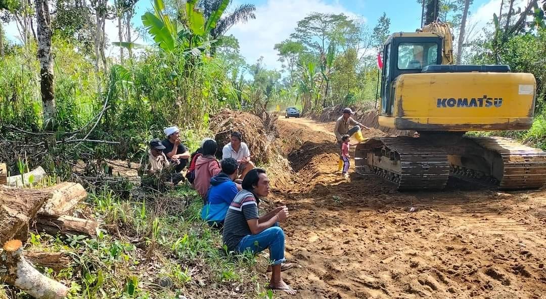 Warga Malet Tengah, Desa Tiga, Kecamatan Susut, Bangli gotong royong buka jalan baru.
