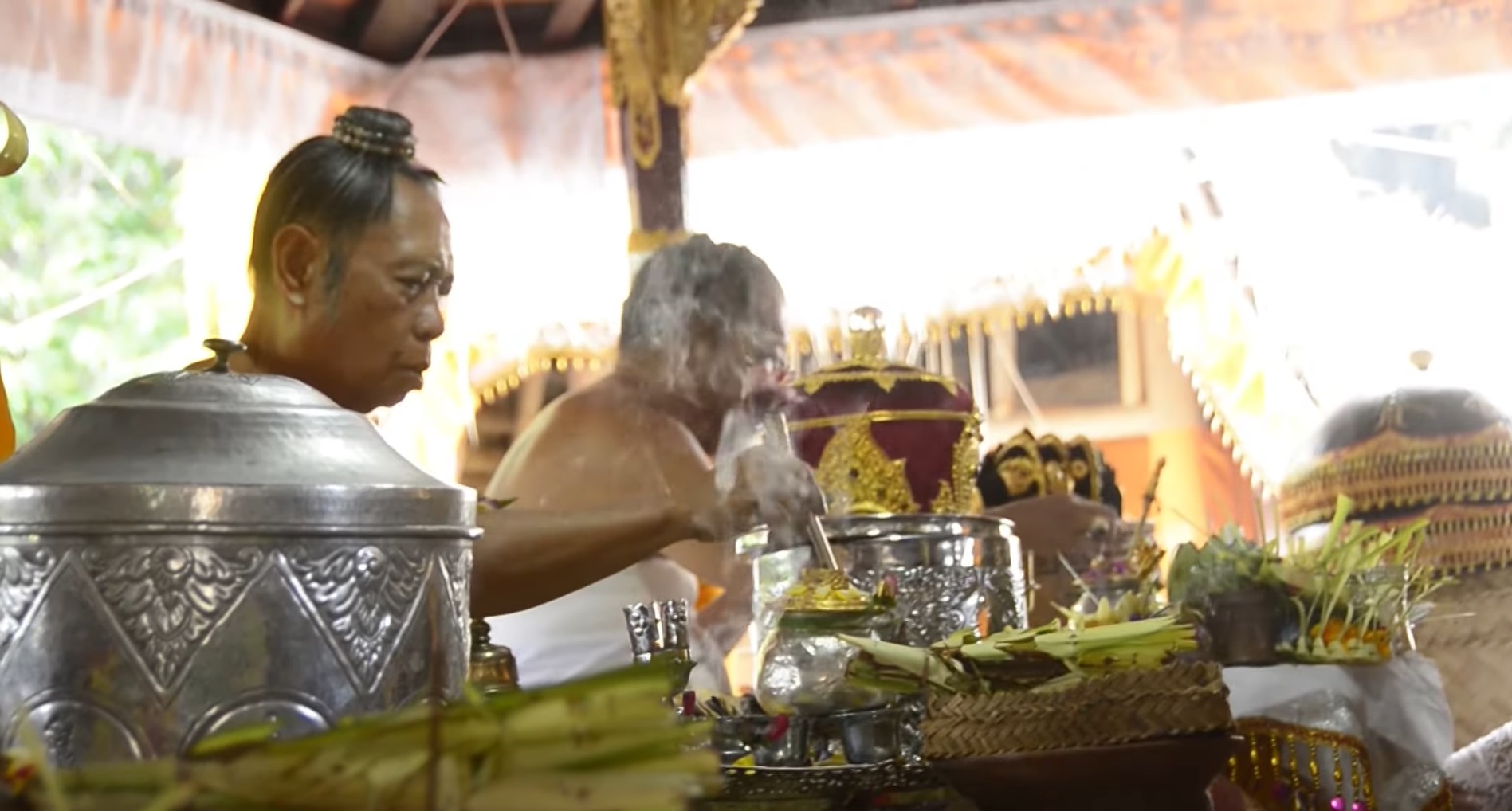 Ida Sulinggih menggunakan tirta sebagai sarana dalam muput ritual