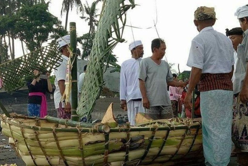 Banjar Pabean di Desa Ketewel, Kecamatan Sukawati, Kabupaten Gianyar memiliki tradisi Hindu Bali bernama Meprani Perahu-perahuan