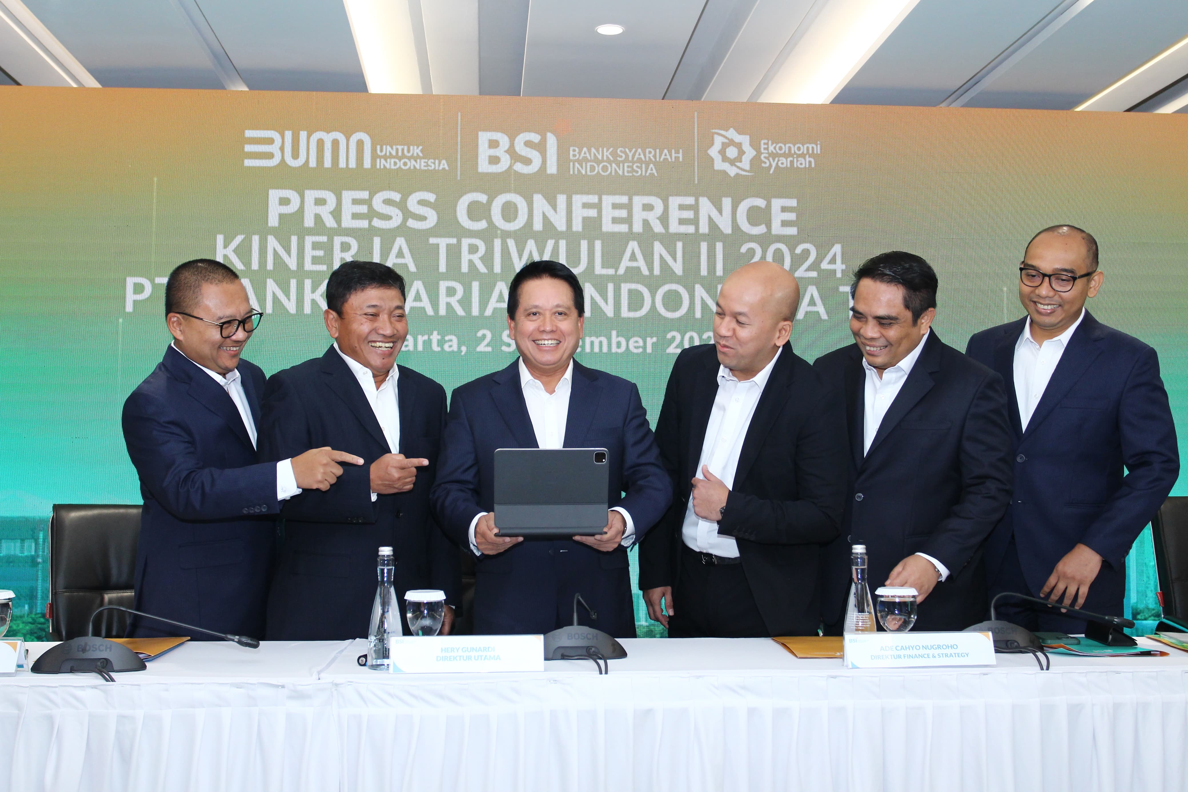 DIREKTUR: Paparan Direktur Utama BSI Hery Gunardi (tengah) didampingi (Kiri-kanan): Direktur Information Technology Saladin D. Effendi, Wakil Direktur Utama Bob T. Ananta, Direktur Finance & Strategy