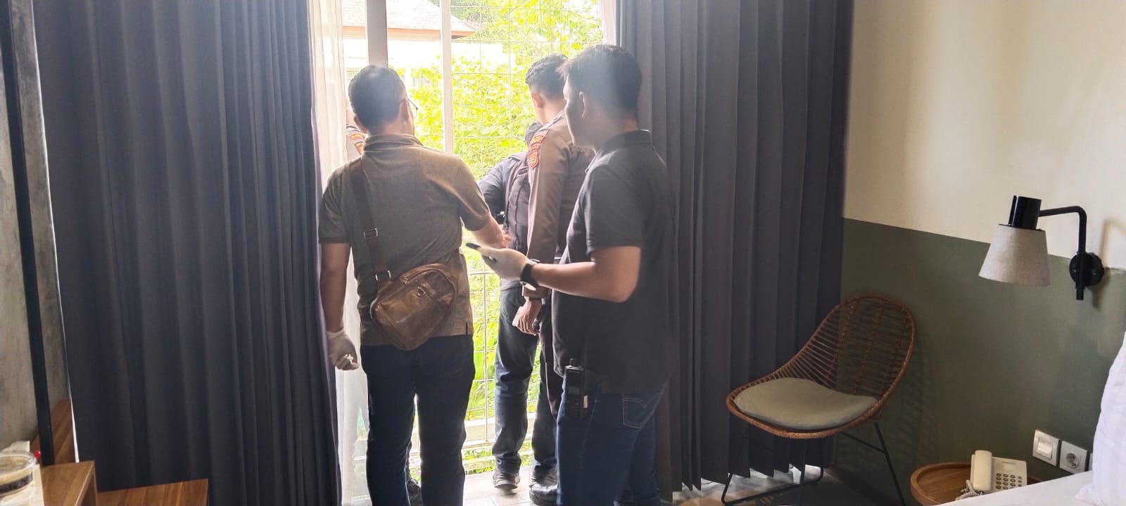 PENYELIDIKAN: Petugas melakukan penyelidikan terkait jenazah turis asal Prancis berinisial AI yang tewas tergantung di kamar hotel di Canggu.