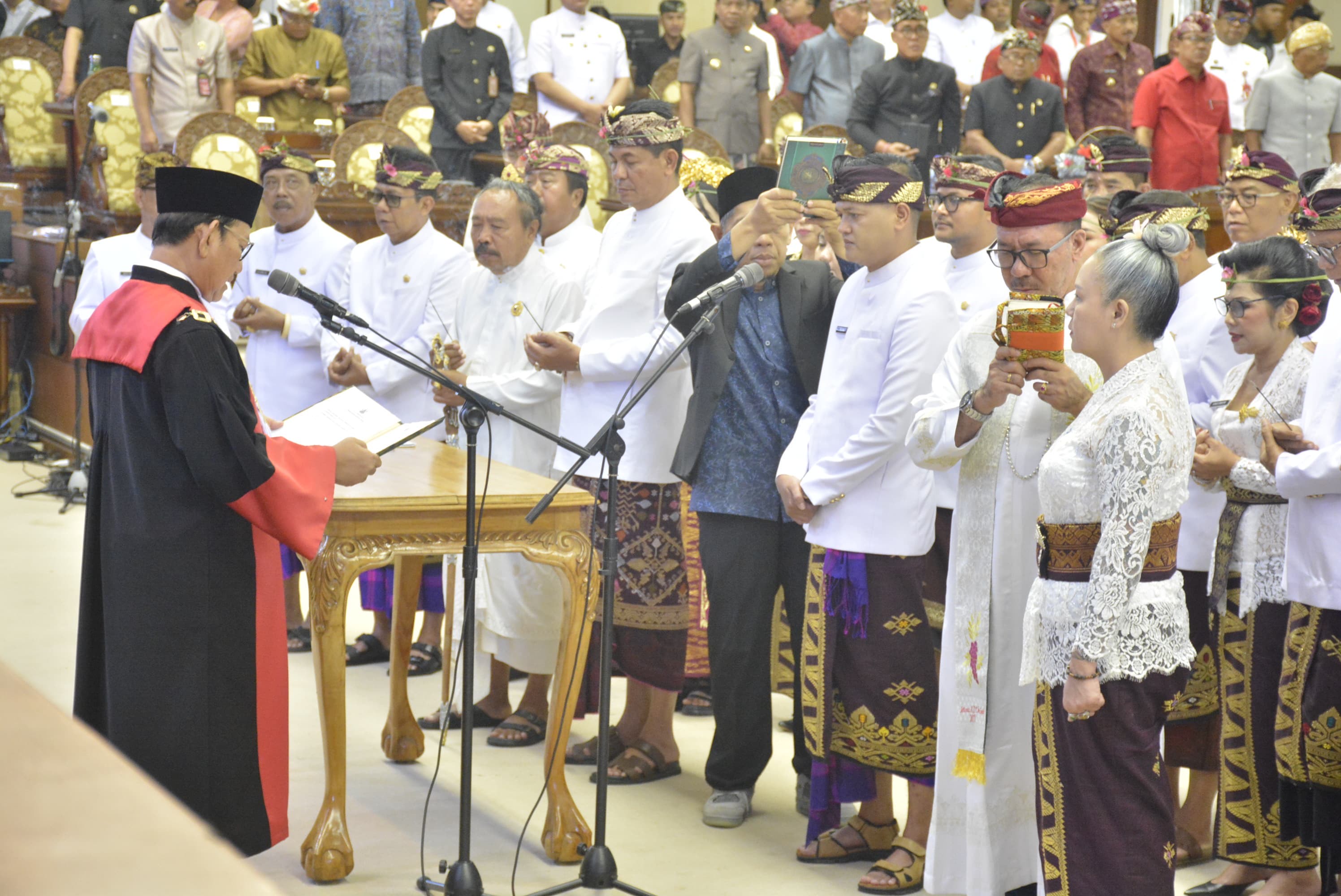 RESMI: Suasana Pelantikan Anggota DPRD Provinsi Bali Periode 2024-2029, di Ruang Sidang Utama DPRD Provinsi Bali, Senin (2/9)