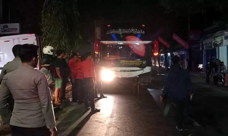 DIAMUK: Bus tujuan Denpasar-Malang-Kediri menjadi sasaran amukan pelaku balap liar di ruas Jalan Pantura di Kelurahan Patokan, Kecamatan Kraksaan, Kabupaten Probolinggo.