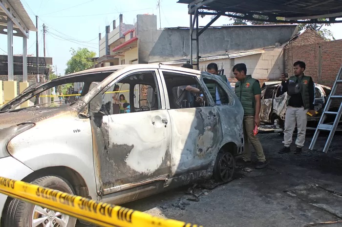IDENTIFIKASI: Tim dari Satreskrim Polres Jepara lakukan berita acara pemeriksaan di lokasi kebakaran kemarin. (FIKRI THOHARUDIN/RADAR KUDUS)