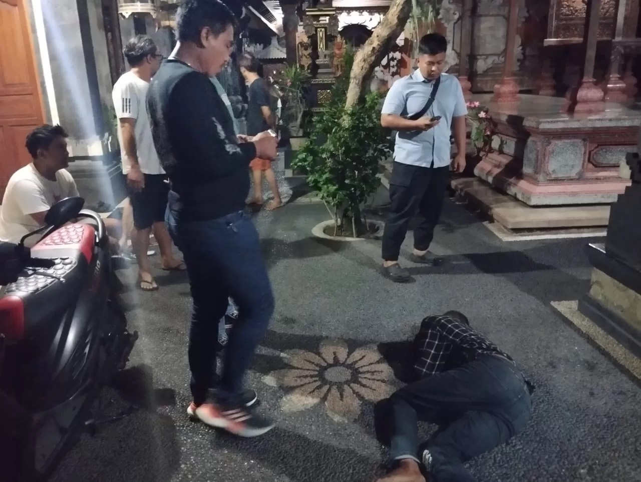 DIKEROYOK: Jenazah korban penganiyaan dan pengeroyokan tewas di rumah warga kawasan Kuta, dievakuasi ke RS, Minggu (1/9 (istimewa/radarbali.id)